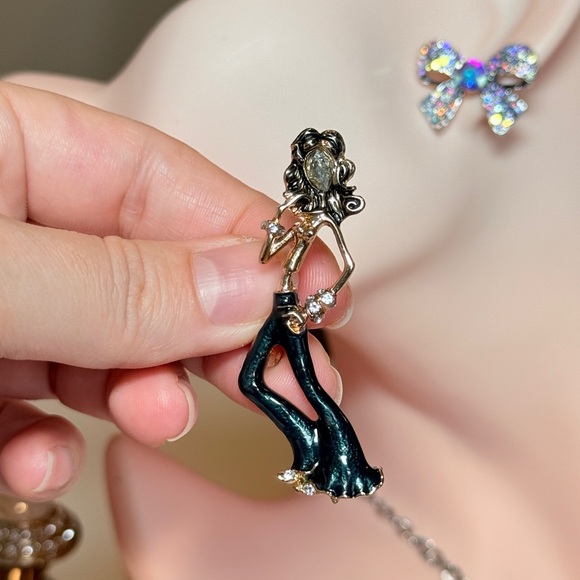 Elegant Gold and Black Fashionista Brooch